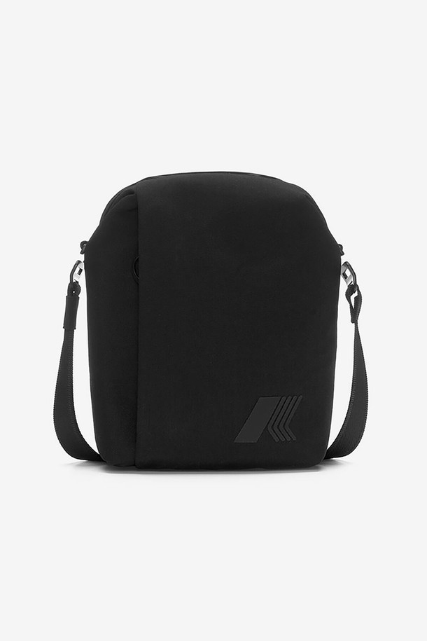 까웨(KWAY) 아이린 크로스바디 백 Y255EOA167은 남성을 위한 블랙 색상의 스몰 사이즈 크로스백입니다. 무지 패턴의 폴리에스테르 소재로 제작되었으며, 로고 패치와 매트 메탈 하드웨어 장식이 돋보입니다. 실용적인 디자인과 수납공간, 키링 테이프, 조절 가능한 스트랩, 외부 포켓, 내부 다용도 수납공간, 플랩 커버, 지퍼형 잠금방식으로 데일리 사용에 적합합니다.
