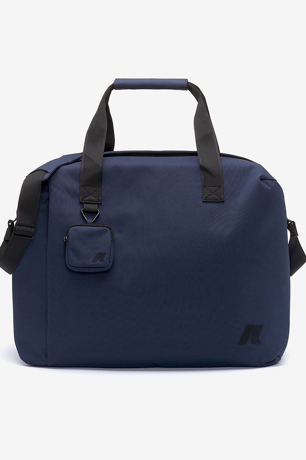 까웨(KWAY) 시리우스 더플백은 네이비 색상의 남성용 라지 사이즈 더플백입니다. 폴리에스테르 소재로 제작되었으며, 메인 지퍼 수납공간과 다용도 내부 수납공간, 패딩 노트북 슬리브를 갖추고 있어 여행이나 일상생활에서 유용하게 사용할 수 있습니다. 탈부착 가능한 어깨끈과 보강된 손잡이, 메탈 하드웨어 장식, 그리고 삼각 카라비너가 포함된 소형 파우치가 특징입니다.
