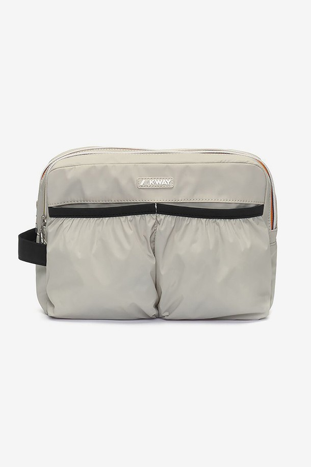 까웨(KWAY) 알바스 여행용 파우치는 베이지 색상의 미디엄 사이즈 여성용 파우치입니다. 나일론과 폴리에스터 소재로 제작되었으며, 사각 형태에 무지 패턴 디자인이 특징입니다. 여행 시 유용한 다수의 수납공간과 지퍼형 잠금 방식으로 편리함을 더했습니다.
