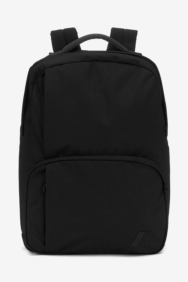 까웨(KWAY) 에노아 백팩 Y255EOP163은 남성을 위한 블랙 색상의 미디엄 사이즈 백팩입니다. 나일론 소재로 제작되었으며 방수 기능과 노트북 수납 공간을 갖추고 있어 여행 및 일상생활에 유용합니다. 사각 형태의 무지 디자인에 자수 장식이 돋보이며, RFID 정품인증, 패딩 처리된 노트북 슬리브, 물병 홀더 스트랩 등 다양한 기능과 수납공간을 제공합니다.
