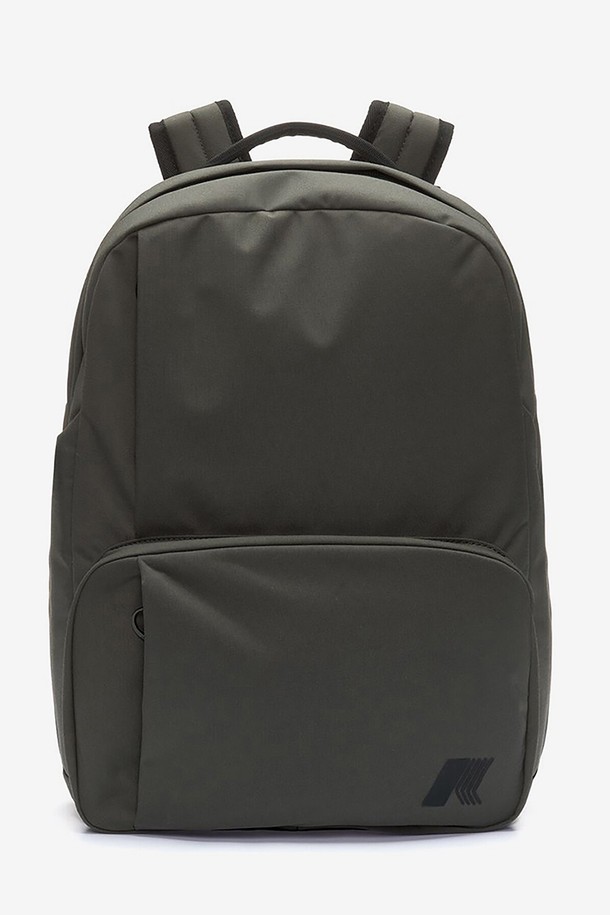 까웨(KWAY) 에노아 백팩 Y255EOP164는 남성을 위한 블랙 색상의 미디엄 사이즈 백팩입니다. 폴리에스터 소재로 제작되었으며, 30cm x 43cm x 11cm 크기의 사각 가방 모양을 갖추고 있습니다. 노트북 수납, 물병 홀더, 다용도 수납, 파우치 포함 등 다양한 기능과 함께 패딩 처리된 노트북 슬리브, 조절 가능한 어깨 스트랩, 강화된 손잡이, 외부 앞주머니 2개, 매트 금속 하드웨어, 카라비너가 포함되어 견고하고 현대적인 스타일을 완성하며 여행 및 일상생활에 적합합니다.
