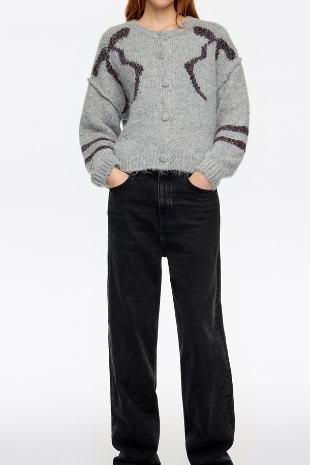 [25FW] 라이트 그레이 틴셀 벌룬 가디건 B256AWG001GRB는 여성용 가을/겨울 상의입니다. 라이트 그레이 컬러의 무지 디자인으로, 캐주얼, 미니멀, 클래식 스타일을 연출할 수 있습니다. 숏 기장의 라운드 넥 가디건으로, 루즈핏과 벌룬 핏이 특징이며, 긴소매 디자인입니다. 아크릴, 폴리에스테르, 나일론 혼방 소재로 제작되어 부드러운 촉감과 두꺼운 두께감을 제공합니다.
