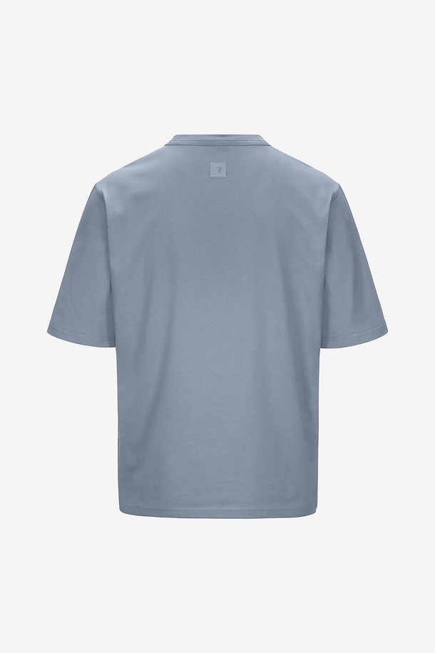 까웨(KWAY) 남성 팬텀 포켓 티셔츠는 부드러운 면 소재로 제작되어 편안한 착용감을 선사하며, 봄, 여름 시즌 캐주얼 스타일을 완성합니다. 레귤러 핏에 라운드넥 디자인으로 베이직한 매력을 더하고, 패치 포켓 디테일로 포인트를 주었습니다. 반소매 기장의 이 티셔츠는 일상에서 활용하기 좋습니다.
