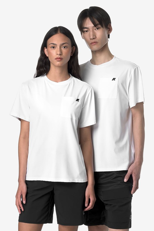 까웨(KWAY) 수반 티셔츠는 남녀공용으로, 야외 스포츠 및 하이킹에 적합한 스포티한 스타일의 반소매 티셔츠입니다. 폴리에스테르 소재의 레귤러핏으로 가볍고 통기성이 뛰어나며, 신축성이 있어 활동성을 높여줍니다. 흰색과 검은색 두 가지 색상으로 제공되며, 라운드넥에 앞 패치 포켓과 세로 지퍼 포켓 디테일, 로고 및 실리콘 프린트 무늬가 특징입니다.
