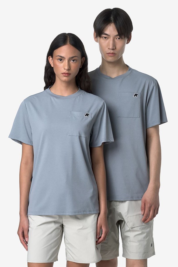 까웨(KWAY) 수반 티셔츠는 스포티한 무드를 연출하는 유니섹스 티셔츠입니다. 흰색 바탕에 로고 패턴이 돋보이며, 폴리에스테르 소재로 제작되어 통기성과 신축성이 우수합니다. 라운드넥 디자인에 앞면 패치 포켓과 수직 지퍼 포켓이 있으며, 하이킹, 아웃도어, 스포츠 활동에 적합합니다.
