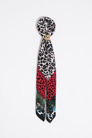 [25FW] 애니멀 프린트 스카프 백참 B256AIZ015RDF