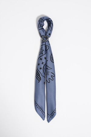 [25FW] 블루 이소테릭 스카프 백참 B256AIZ017BLF