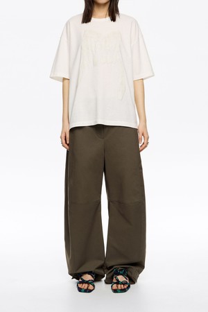 [25FW] 다크카키색 어드저스터블 배럴 레그 팬츠 B256AWP009KAA