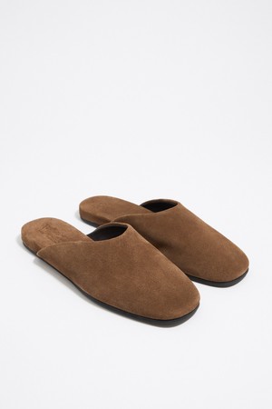 [25FW] 브라운 스웨이드 레더 뮬 B256AIS012BR4