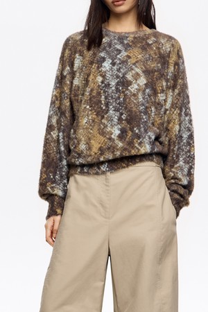 [25FW] 카키 스네이크 퍼 벌룬 스웨터 B256AWK004KAB