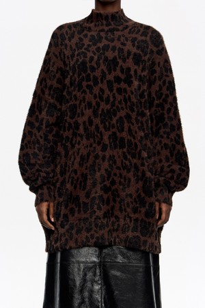 [25FW] 다크브라운 레오파드 빅 퍼 하이넥 스웨터 B256AWK017BRB