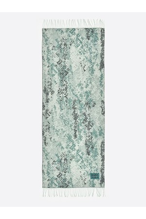 [25FW] 아쿠아마린 스네이크 프린트 아크릴 자카드 숄 B256AII007MUF