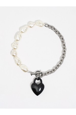 [25FW] 블랙 하트 자물쇠 진주 체인 목걸이 B256AIU011BKF