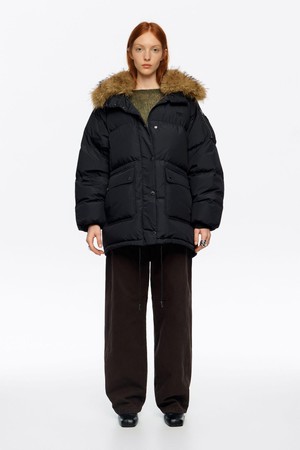 [25FW] 블랙 어드저스터블 퍼 다운 재킷 B256AWD010BKB