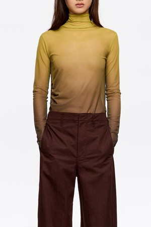 [25FW] 머스타드 튤 하이넥 티셔츠 B256AWT028MSB