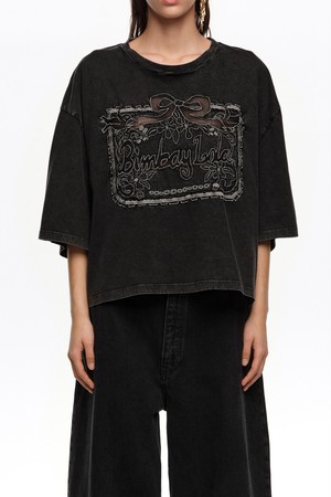 [26SS]빔바이롤라 맥시 브로드리 앙글레즈 로고 티셔츠 - 워시드 블랙 B265AWT008BKB