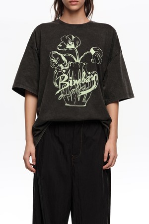 [26SS] 빔바이롤라 엠보싱 플로럴 로고 티셔츠 - 블랙 B265AWT021BKB