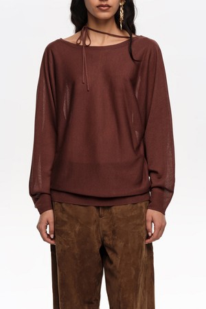 [26SS] 빔바이롤라 보트넥 크로스오버 타이 스웨터 - 브라운 B265AWK008BRB
