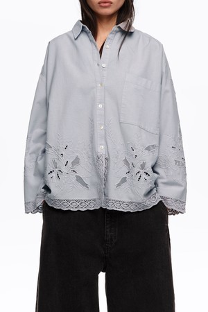 [26SS] 빔바이롤라 스트레이트 핏 자수 디테일 셔츠 - 블루 B265AWB004BLB