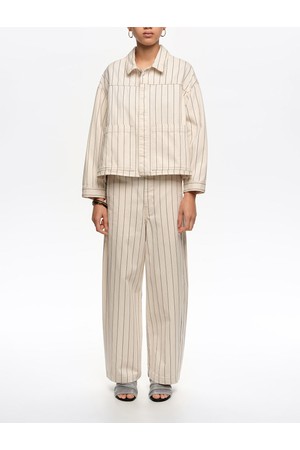 [26SS] 빔바이롤라 배럴 핏 스트라이프 데님 팬츠 - 오프화이트 B265AWN004WHA