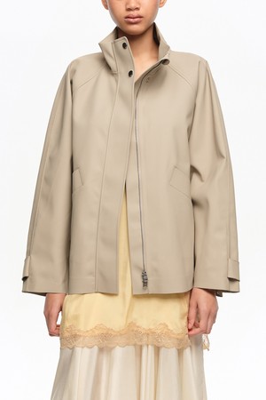 [26SS] 빔바이롤라 플루이드 하이넥 트렌치 재킷 - 베이지 B265AWJ005BEB