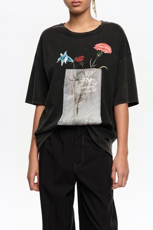 [26SS] 빔바이롤라 플로랄 로고 티셔츠 - 페이디드 블랙 B265AWT023BKB