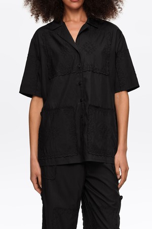 [26SS] 빔바이롤라 스카프 엠브로이더드 패치워크 셔츠 - 블랙 B265AWB011BKE