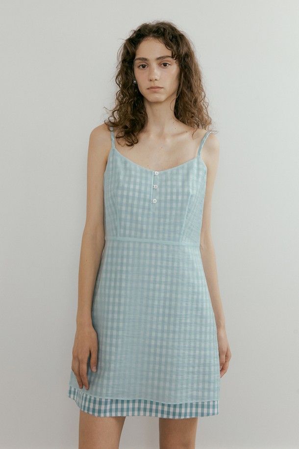 민트 색상의 Nailly 미니 원피스는 체크 패턴과 티어드 헴라인이 특징이며, 레이온, 폴리에스터, 나일론 혼방 소재로 제작되어 부드러운 촉감을 제공합니다. 스퀘어넥 디자인과 시스루 패널 디테일, 자연스러운 허리라인이 돋보이는 이 민소매 원피스는 레이어드 스타일을 연출하기에 좋으며, 얇은 두께로 여름철 데일리 또는 캐주얼룩에 잘 어울립니다. 페미닌하면서도 편안한 무드를 선사하는 이 원피스는 내추럴한 핏과 스트랩 디테일까지 더해져 완성도를 높였습니다.
