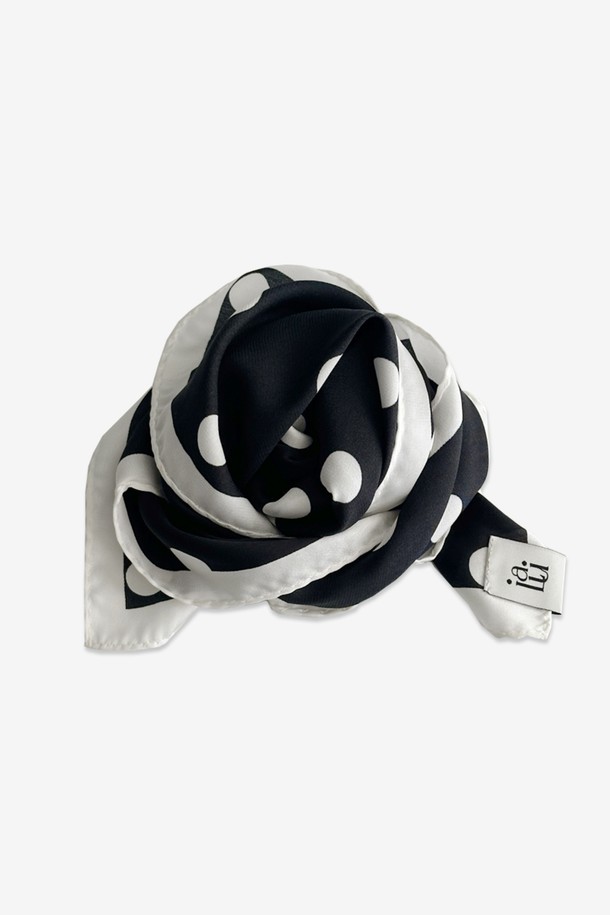 미니멀한 무드의 Cylinder scarf Dot Black은 블랙/화이트 색상의 도트 패턴이 돋보이는 54x54cm 사이즈의 실린더 형태 스카프입니다. 폴리에스테르 소재로 제작되어 가볍고 부드러운 촉감을 자랑하며, 스킨프렌들리한 특징과 레이어드 스타일링에 용이합니다. 사계절 내내 활용 가능한 데일리 아이템입니다.
