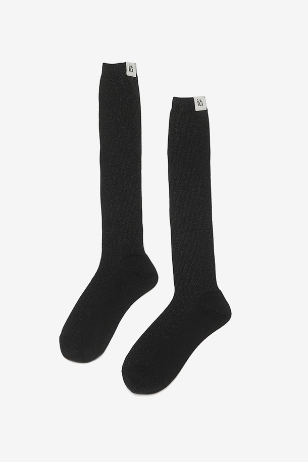 은은한 펄감이 돋보이는 블랙 색상의 트윙클 양말입니다. 폴리에스테르와 폴리우레탄 혼방 소재로 제작되었으며, 50cm 길이의 크루삭스 디자인입니다. 부드러운 촉감과 편안한 착용감을 제공하며, 단단한 골지 조직으로 일상에서 활용하기 좋습니다.
