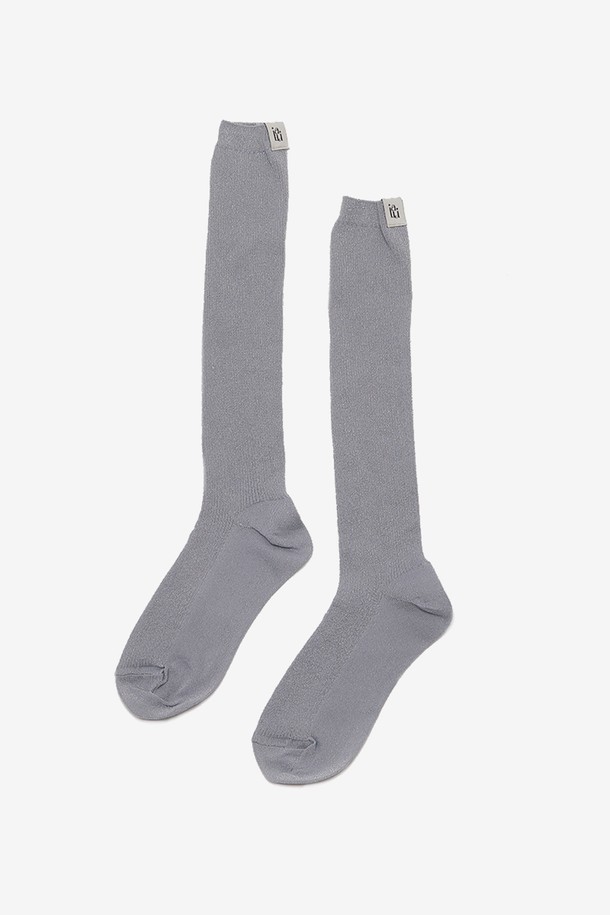 은은한 광택이 돋보이는 실버 컬러의 트윙클 삭스로, 봄에 일상적으로 착용하기 좋습니다. 폴리에스테르, 루렉스, 폴리우레탄 혼방 소재로 제작되어 부드러운 촉감과 뛰어난 신축성을 자랑하며, 리브드 니트 구조로 편안한 착용감을 선사합니다. 50cm 길이의 골지 무늬 무릎 양말은 심플하면서도 세련된 디자인을 완성합니다.
