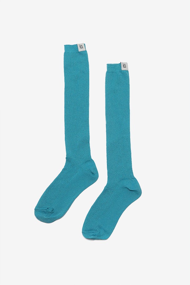 피코크 블루 색상의 Twinkle socks로, 은은한 광택감과 리브드 니트 디자인이 돋보입니다. 폴리에스터와 폴리우레탄 혼방 소재로 부드러운 촉감을 자랑하며, 미디 길이의 심플한 골지 패턴 양말입니다. 여성에게 알맞은 편안한 착용감의 양말입니다.
