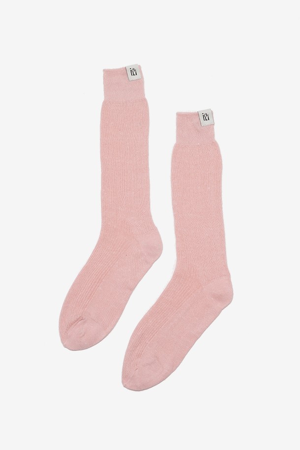 여성용 Weveweve socks Pink 양말은 부드러운 레이온, 폴리에스터, 폴리우레탄 혼방 소재로 제작되었으며, 여리여리한 무드를 연출합니다. 핑크 컬러의 골지 패턴이 돋보이며, 롱 기장의 통삭스 스타일로 사이즈는 43cm입니다.
