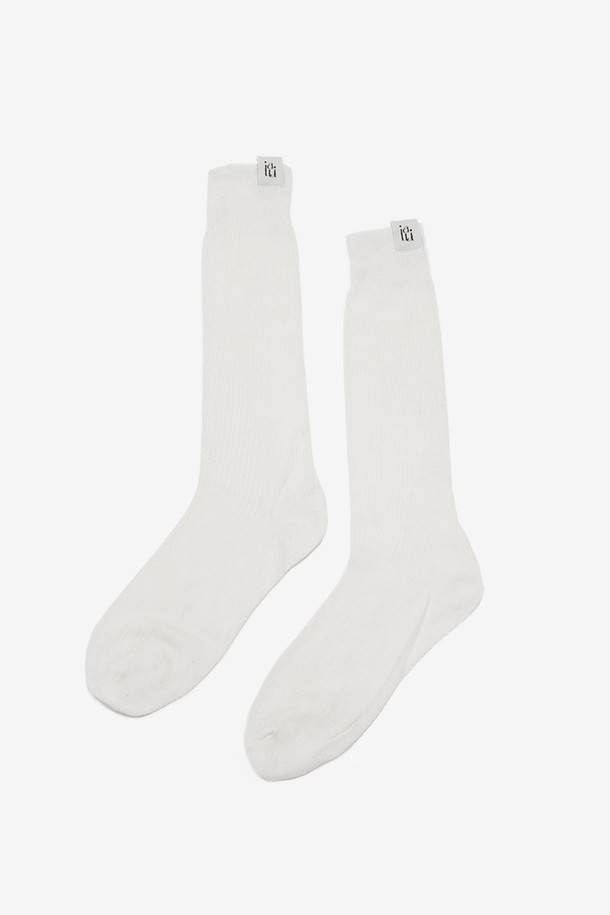 Weveweve socks 아이보리 색상은 봄에 어울리는 여성용 패션 양말입니다. 레이온, 폴리에스터, 폴리우레탄 혼방 소재로 부드러운 촉감과 뛰어난 신축성을 자랑하며, 43cm의 길이와 슬림핏으로 다리를 아름답게 연출합니다. 골지 패턴과 리브드 니트 구조가 특징이며, 일상에서 편안하게 착용하기 좋습니다.
