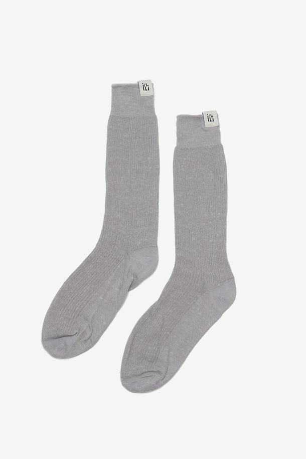 심플하고 우아한 Weveweve socks Light grey는 부드러운 촉감의 레이온, 폴리에스터, 폴리우레탄 혼방 소재로 제작되어 일상에서 편안하게 착용하기 좋습니다. 은은한 라이트 그레이 색상과 골지 패턴이 돋보이며, 43cm 길이의 튜브삭스 디자인으로 봄에 잘 어울립니다. 공용으로 착용 가능한 이 단품 양말은 스타일과 편안함을 동시에 만족시켜 줍니다.
