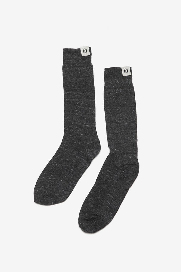 Weveweve socks Charcoal은 봄에 일상적으로 신기 좋은 공용 양말입니다. 레이온, 폴리에스터, 폴리우레탄 혼방 소재로 제작되었으며, 43cm 길이의 차콜 색상 골지 튜브형 디자인이 특징입니다. 일반 핏의 단품으로 판매됩니다.
