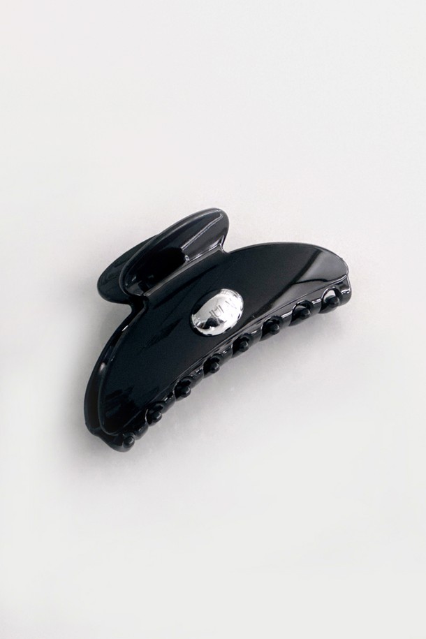 Alice 헤어 클립은 블랙 색상의 아세테이트 소재로 제작되었으며, 은은한 코팅 마감과 불투명 소재가 특징입니다. 여성들을 위한 데일리 헤어 액세서리로, 무지 패턴에 로고 각인 디테일을 더했습니다. 머리카락을 고정하는 기능은 물론, 스타일리시한 포인트 아이템으로 활용하기 좋습니다.
