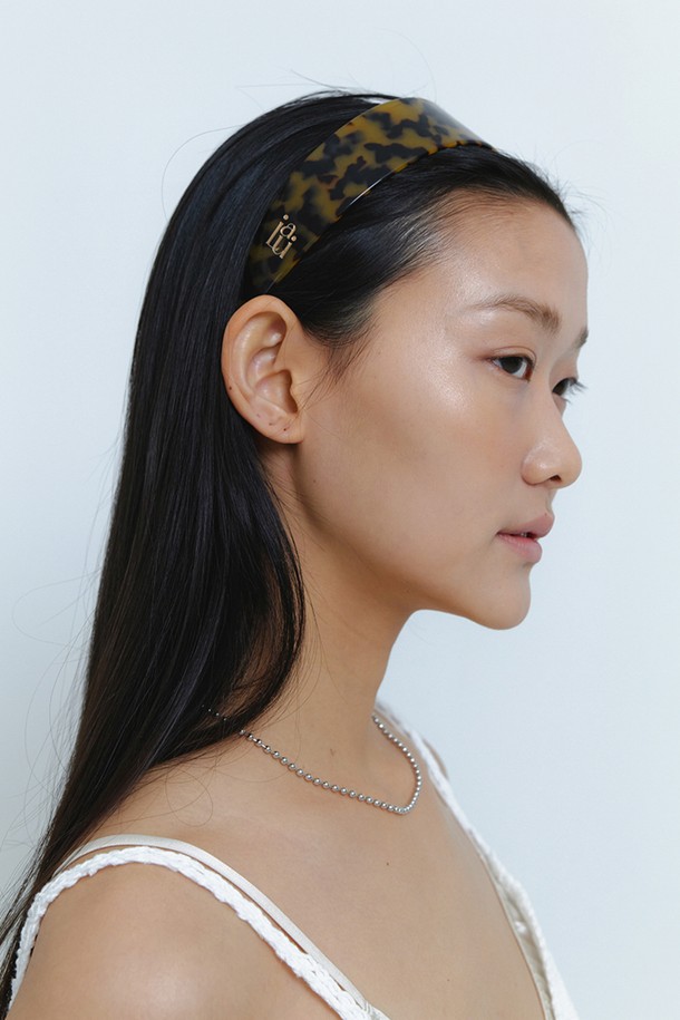 엘레강스한 무드의 앨리스 레오파드 헤어밴드는 불투명한 레오파드 패턴 아세테이트 소재로 제작되었으며, 자연스러운 헤어 컬러 매칭이 가능합니다. 77.5 x 14 x 3.5 cm 사이즈의 이 여성용 헤어밴드는 신축성이 뛰어나며 로고 인그레이빙 장식과 프리미엄 외관이 돋보입니다. 데일리룩에 포인트를 더하고 봄 시즌에 잘 어울리는 플렉서블한 소재의 헤어 액세서리입니다.
