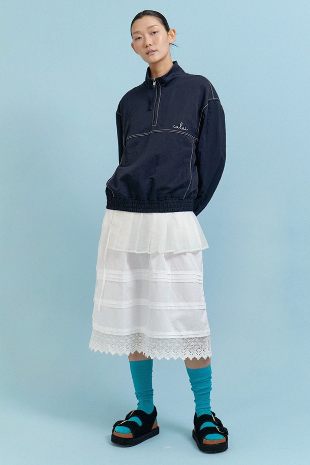 아이보리 색상의 플리츠 레이어드 스커트로, 나일론과 폴리에스테르 혼방 소재로 제작되어 얇고 부드러운 촉감을 자랑합니다. 스트링 여밈으로 편안하게 착용 가능하며, 레이어드 스타일링은 물론 다양한 코디 연출이 가능하여 일상에서 페미닌하고 캐주얼한 무드를 연출할 수 있습니다. 봄, 여름 시즌에 어울리는 프리사이즈 스커트입니다.
