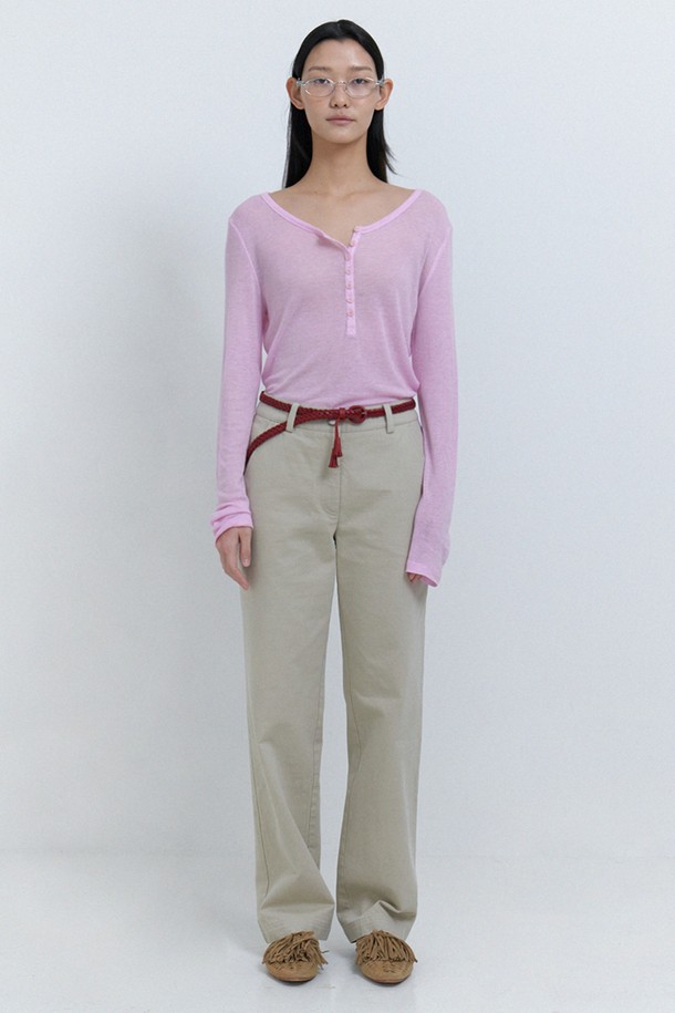 부드러운 촉감의 면 소재로 제작된 Baro 워싱 팬츠입니다. 자연스러운 주름과 빈티지한 텍스처가 돋보이며, 라이트 베이지 색상의 루즈핏 와이드 긴바지로 편안한 캐주얼 스타일을 연출합니다. 봄 시즌에 어울리는 여성용 워싱 팬츠로, 바이오 워싱 가공을 거쳐 더욱 고급스럽습니다.
