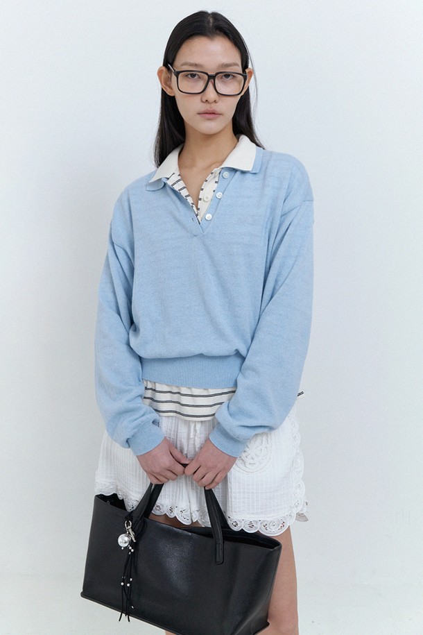 부드러운 촉감의 라이트 블루 컬러 칼라넥 니트입니다. 퍼링 칼라 디테일이 돋보이며, 폴리에스터, 면, 나일론 혼방 소재로 제작되었습니다. 봄 시즌에 데일리로 착용하기 좋은 레귤러 핏의 긴소매 여성 니트/스웨터입니다.
