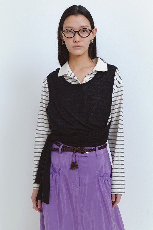 블랙 색상의 Ato strap T는 부드러운 텐셀과 울 혼방 소재로 제작된 여성용 긴소매 티셔츠입니다. 헨리넥 디자인에 스트랩 디테일이 더해져 다양한 스타일 연출이 가능하며, 얇은 두께로 봄에 데일리 미니멀룩으로 활용하기 좋습니다. 레귤러 핏으로 편안하게 착용할 수 있으며, 무지 패턴으로 레이어드 스타일링에도 용이합니다.
