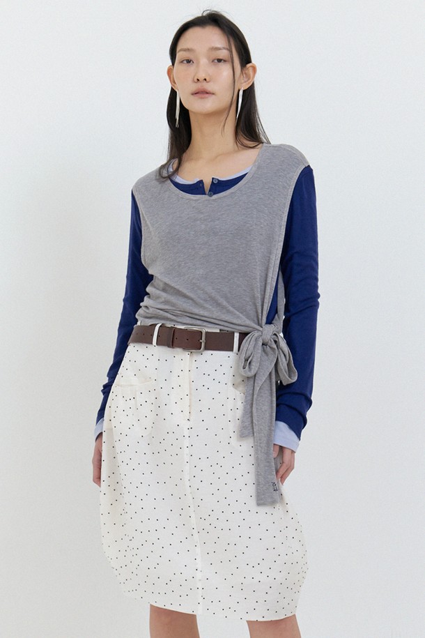 미니멀하고 베이직한 무드의 Ato strap T Grey 티셔츠는 여성용 상의로, 봄에 어울립니다. 텐셀과 울 혼방 소재로 제작되었으며, 스트랩 디테일과 크루넥 디자인이 돋보이는 민소매 티셔츠입니다. 레이어드 스타일링이 용이하며, 레귤러 핏으로 편안하게 착용할 수 있습니다.
