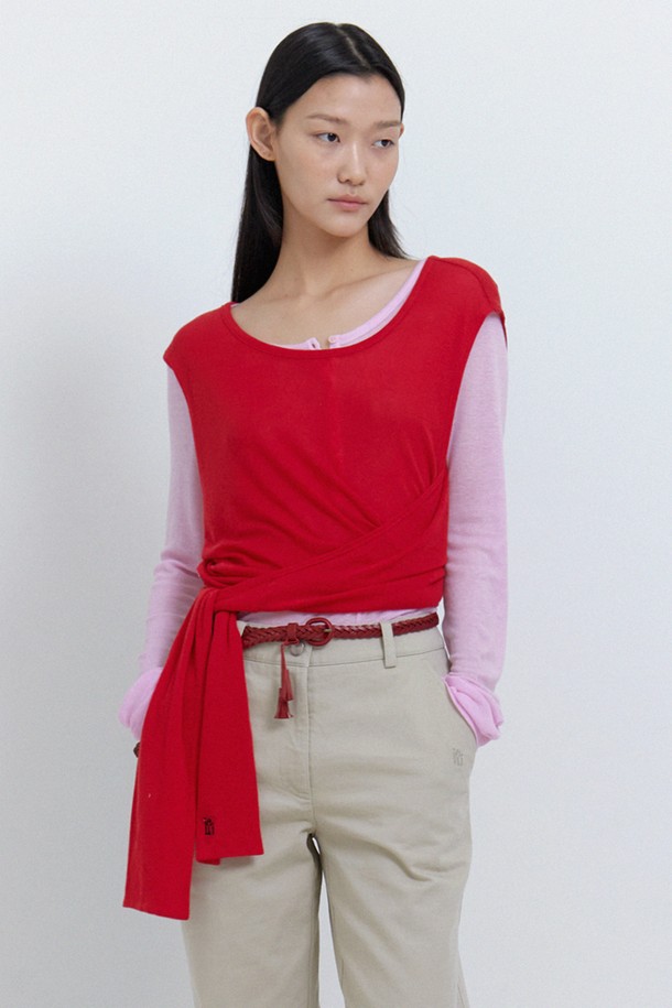 레드 색상의 Ato strap T는 봄 시즌에 어울리는 여성용 티셔츠입니다. 텐셀과 울 혼방 소재로 제작되어 부드러운 촉감을 자랑하며, 스트랩 디자인이 돋보여 다양한 이너웨어와 레이어드 스타일링이 가능합니다. 미니멀한 무지에 레귤러 핏으로 디자인되었으며, 라운드넥과 얇은 두께로 일상에서 편안하게 착용할 수 있습니다.
