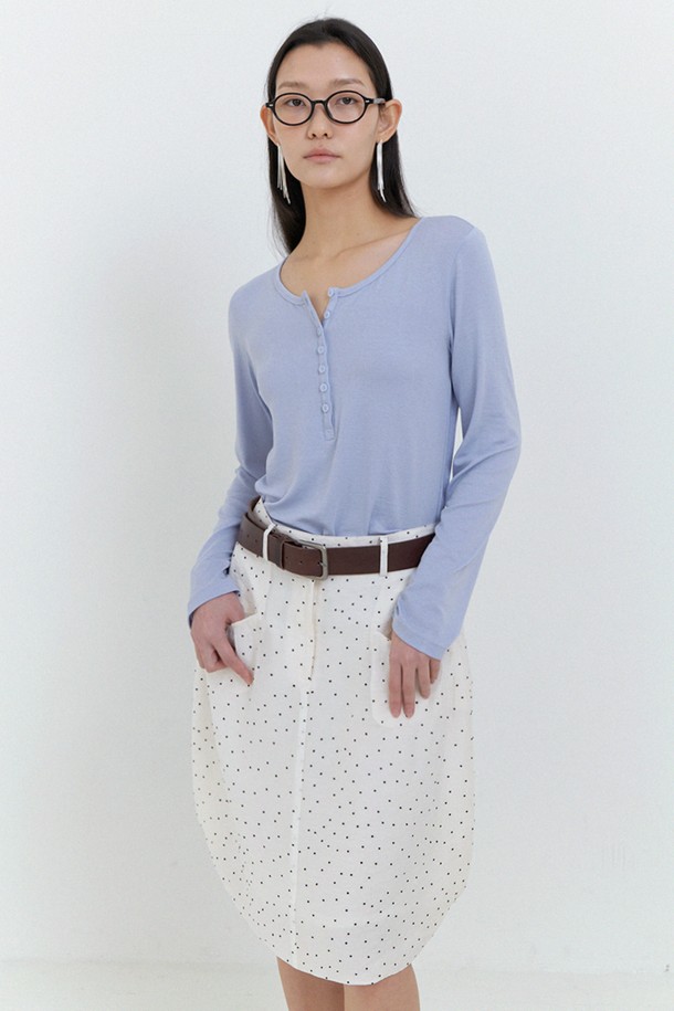 봄에 어울리는 미스트 블루 컬러의 여성용 헨리넥 티셔츠로, 텐셀과 울 혼방 소재로 제작되어 얇고 부드러운 촉감을 자랑합니다. 루즈핏으로 편안하게 착용 가능하며, 무지 패턴과 버튼 디테일이 더해져 베이직하면서도 페미닌한 캐주얼 스타일을 연출할 수 있습니다. 반투명 소재로 다양한 스타일링이 가능하며, 데일리룩으로 활용하기 좋습니다.
