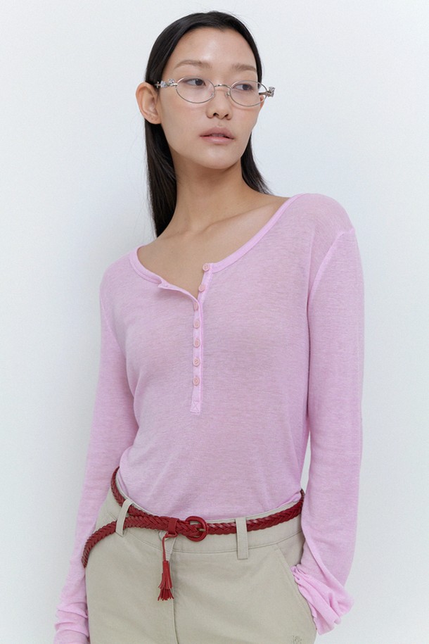 핑크 컬러의 Nu henley neck 티셔츠는 텐셀과 울 혼방 소재로 제작되어 부드러운 촉감을 자랑하며, 헨리넥 디자인에 버튼 디테일을 더해 포인트를 주었습니다. 봄 시즌에 어울리는 얇은 두께감과 반투명 소재로 페미닌한 무드를 연출하며, 루즈핏으로 편안하게 착용할 수 있습니다. 무지 패턴의 긴소매 티셔츠로, 일상에서 베이직하면서도 스타일리시하게 연출하기 좋습니다.

