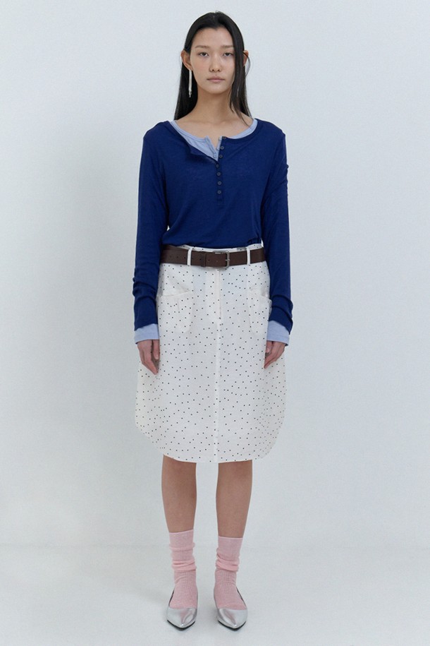 여성용 네이비 컬러의 Nu henley neck T는 텐셀과 울 혼방 소재로 제작되어 부드러운 촉감을 자랑합니다. 헨리넥 디자인에 버튼 디테일이 돋보이며, 얇은 두께의 루즈핏 긴소매 티셔츠로 봄철 일상복으로 착용하기 좋습니다. 텐셀 70%와 울 30% 혼용률의 반투명 소재가 페미닌한 무드를 더합니다.
