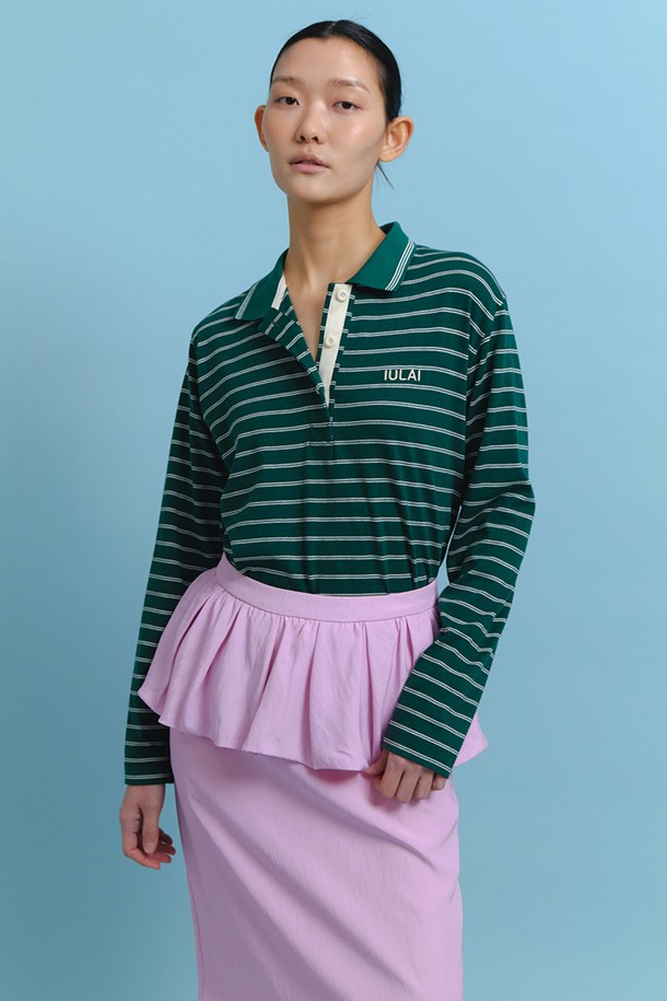 여성용 르 마린 카라 티셔츠는 딥 그린 컬러와 스트라이프 패턴이 돋보이며, 루즈핏 디자인으로 편안한 착용감을 제공합니다. 면 소재로 제작되었고 긴소매 스타일이며, 카라넥과 우측 버튼 디테일, 로고 자수 및 컬러 대비 포인트가 특징입니다. 봄 시즌에 어울리는 캐주얼한 무드의 레귤러 기장 상의입니다.
