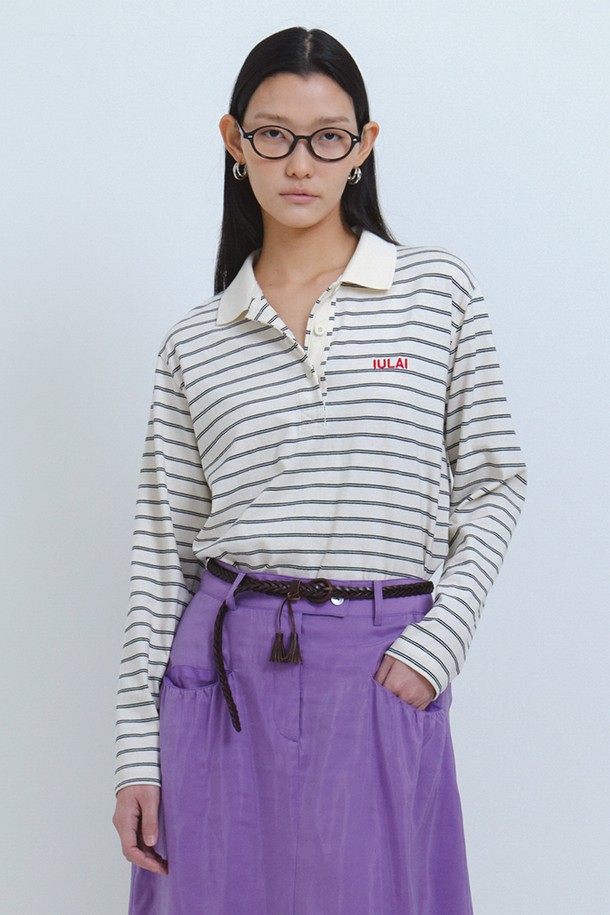 여성용 Le marine collar T Black은 스트라이프 패턴의 면 소재 티셔츠입니다. 얇고 부드러운 촉감의 루즈핏 긴소매 디자인으로, 카라와 버튼 디테일, 로고 자수 디테일이 특징입니다. 캐주얼하고 베이직한 스타일로 봄, 여름철 일상에서 편안하게 착용할 수 있습니다.
