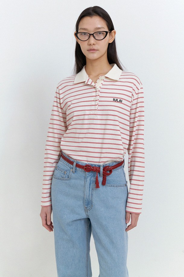 레드 컬러의 Le marine collar T는 스트라이프 패턴이 돋보이는 여성용 긴소매 티셔츠입니다. 루즈핏 디자인에 카라넥으로 포인트를 더했으며, 로고 자수와 컬러 대비 디테일, 우측 버튼으로 특별함을 더했습니다. 면 소재로 제작되어 봄에 캐주얼하게 즐겨 입기 좋으며, 고품질 디테일의 깔끔한 마감이 돋보입니다.
